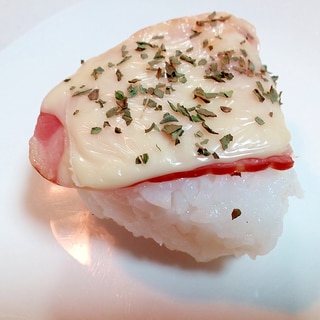 ベーコンとチーズとドライバジルの焼きおにぎり